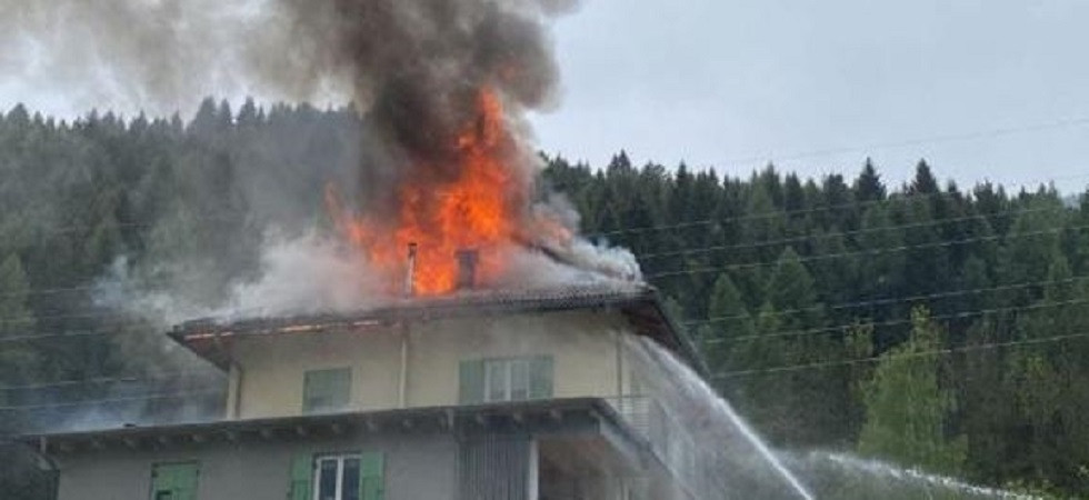 Brucia una casa in Val di Sole: 5 i corpi dei vigili del fuoco in azione per domare il rogo a Commezzadura